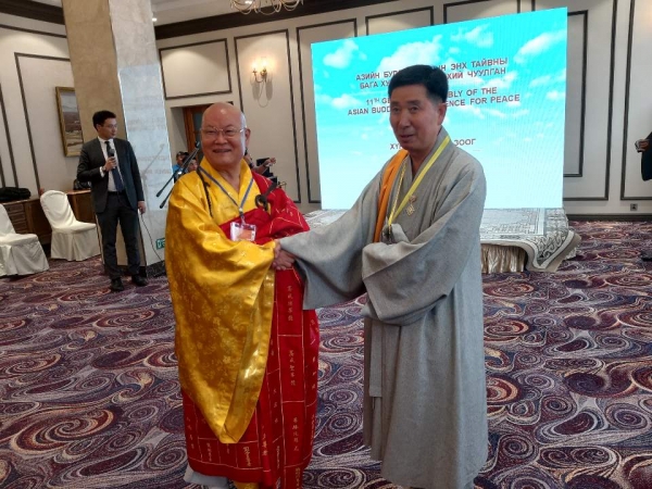 남북불교도 대표: ‘우리는 하나다“라고 손을 마주 잡은 편백운 총무원장스님과 조불연 부위원장(몽골 대통령 관저 만찬장에서)