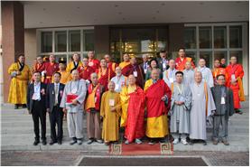 11차 아시아 평화회의에 참가한 한국대표단이 외국 및 몽골 라마들과 기념촬영.