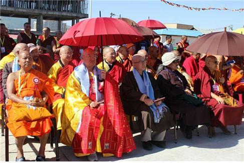 편백운 총무원장스님이 아시아불교평화회의 개회식이 열리기전 식전행사에서 몽골라마들과 몽골불교 승무를 관람하고 있다.