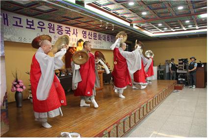 영산문화대축전에서 어산 종장 범패스님들이 바라춤을 시연하고 있다.