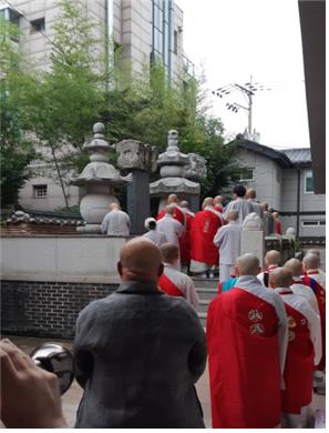 대륜 대종사와 덕암 대종사 부도 탑전에서 도량청정 무하예항마작법을 봉행하고 있는 어산 종장 스님들과 종단간부 스님들.