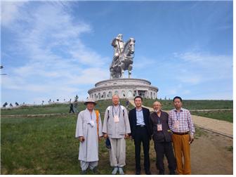 한국불교대표단이 칭기즈칸 동상 앞에서 기념촬영.