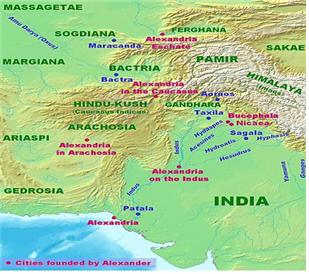 인도 북부 힌두쿠시산맥과 파미르고원 사이의 평야지대가 그리스 식민도시 알렉산드리아가 있었다.