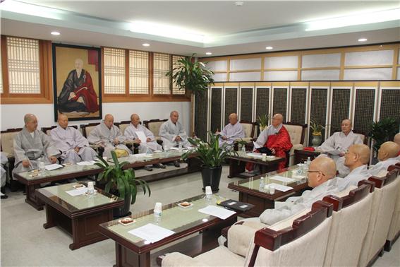 비상종무회의가 8월 19일 오후 2시 총무원장 회의실에서 총무원 간부스님과 종무위원 스님들 전원이 참석한 가운데 열렸다.