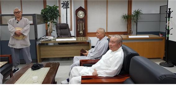 조자룡이 헌 칼 쓰듯이 마구 소환장을 남발해서 빈축을 사고 있는 호명 측 규정부장 법해스님이 9 월 1일 총무원 사무실에 침입, 소파에 앉아 있다.