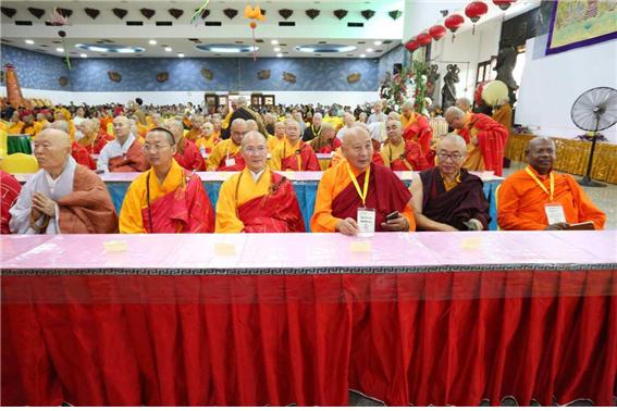 각국 불교 대표 스님들이 법회장에 앉아 있다.