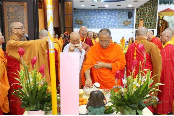 세계평화기원 발원법회에서 각 나라 불교 고승들이 헌화하고 있다.