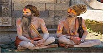 ​두 명의 힌두 사두가 카트만두의 한 힌두 사원에서 해탈을 추구하는 무소유의 삶을 살고 있다.