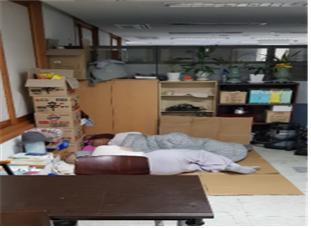 지난 9월 1일 총무원 2층 사무실 기물을 파손하고 무단 침입하여 밤에는 바닥에서 자고 있는 정체불명의폭력 승들이 곯아 떨어져 잠을 자고 있다.