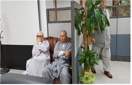 9월1일 2층 총무원 사무실 시건장치(잠금)를 부수고 침입하여 소파에 앉아서 대기하고 있는 호명 측 스님들.