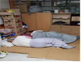 총무원 사무실이 침실로 변해서 폭력 승들이 잠을 자고 있다.