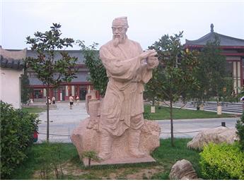 중국 시안(西安) 시에 있는 육우의 조각상.