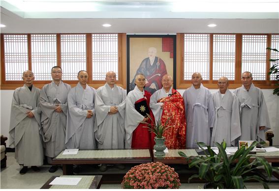 신임 문화부장 임명장을 받은 단봉(도암)스님이 총무원장스님을 비롯한 종단 간부스님들과 기념촬영.
