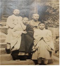 대흥사에서 함께 공부하고 수행했던 원응 스님(뒷줄 왼쪽)