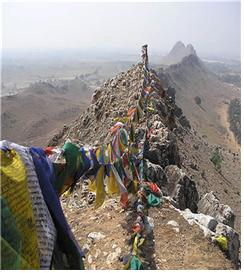고오타마 싯다르타가 깨달음을 얻기 전 6년간 머물렀던 둥쉬와리 언덕(Dungshwari Hill, 또는 前正覺山(Pragbodhi).