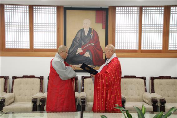 편백운 총무원장스님이 선공(혜창)스님에게 교육부원장 임명장을 수여하고 있다.