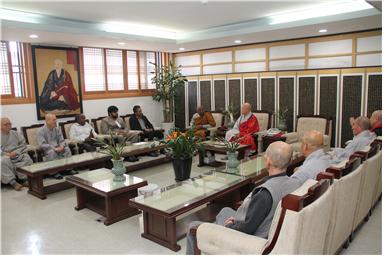 아잔타 담마찰 불교 타운 임원들이 총무원을 방문, 상호교류에   대한 협의를 하고 있다.