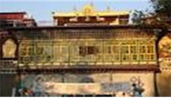 제14세 달라이 라마 성하께서 주석하고 있는 쭈갈라캉(Tsuglagkhang).사원 본전 건물, 라싸의 조캉 사원을 그대로 모방해서 건립(다람살라).