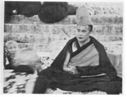 달라이 라마가 17년간의 사원대학교육을 마치고 당대의 유명한 대학승(大學僧)들로 부터 질문을 받고 답하는 마지막 구두시험을 보고 있다.