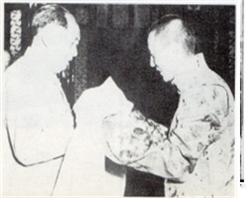 달라이 라마가 마오쩌뚱에게 티베트의 전통 예의 표현으로 하얀 실크 스카프를 건네며 인사하고 있다(1954년).