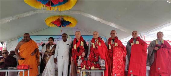 인도 아잔타 석굴 담마찰 불교타운에서 열린 백만 불자 대법회에 참석한 한국 불교 스님들이 인도 불교 마하 테로(대장로스님)와 신도회장님의 환영을 받으면서 대중들에게 소개되고 있다.