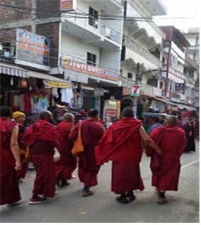 인도에 있는 일단의 티베트 라마들이 보드가야거리를 지나가고 있다.