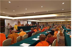 상좌부와 대승불교의 스님들이 함께 모여서 회의를 하고 있다.