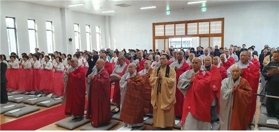 대전 불교 총연합회장 취임식에 참석한 각 종단스님들과 사부대중이 반야심경을 봉독하고 있다.