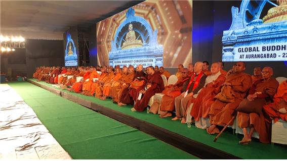 국제불교총회에서 참석한 세계각국불교대표단과 인도불교지도자 스님들이 단상에 앉아 있다.