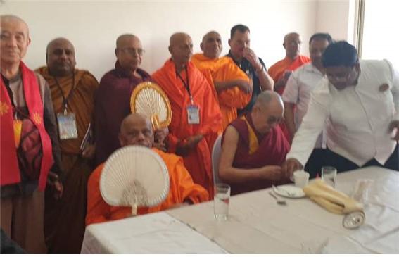 동방불교대학 총장 원응 스님은 달라이 라마와 함께 점심공양을 하고 한국불자들의 성원과 존경의 뜻을 표했다.