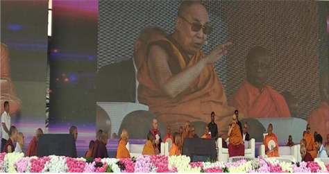 티베트 불교의 정신적 지도자 달라이 라마가 인도 오랑가바드 체육교육대학 운동장에 운집한 10만 불자들에게 설법하고 있다. 동방불교대학 총장 원응 스님도 단상에 동석했으며, 원응 스님은 편백운 총무원장스님의 축하 메시지를 전달했다.