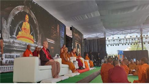 달라이 라마 설법 단상에 초대된 원응 스님. 이 자리에는 스리랑카 마하 나야카(종정)인도불교비구승가회장(종정) 스님이 동석했다.