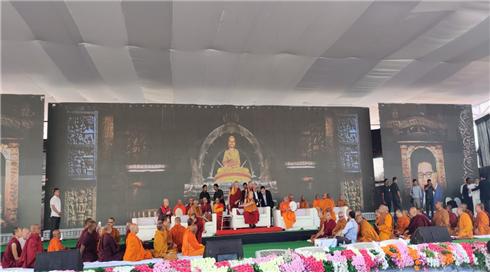 달라이 라마가 지난 11월 24일 인도 오랑가바드 체육교육대학 운동장에 모인 10만 군중에게 설법하고 있다. 동방불교대학 총장 원응 스님도 동석했다.