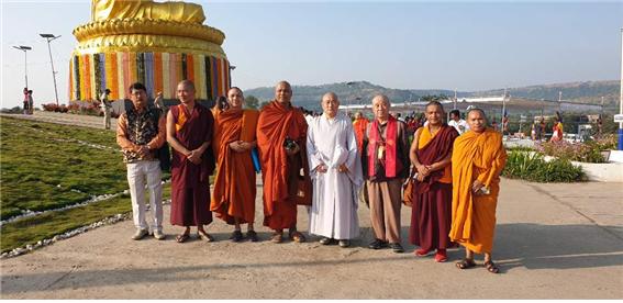 인도 아잔타 태국사원에서 각 부파 스님들과 기념촬영