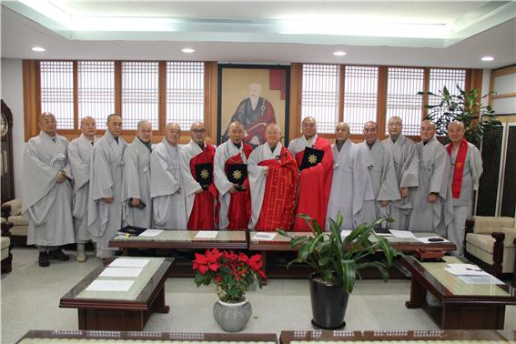 새로운 진용을 갖춘 현 집행부 스님들이 종무회의 전, 새로 임명된 스님들과 기념촬영.