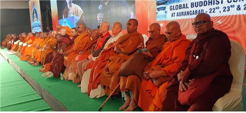남방 상좌부(인도) 불교 비구들과 섞여서 앉아 있는 대승불교(한국) 승려들.