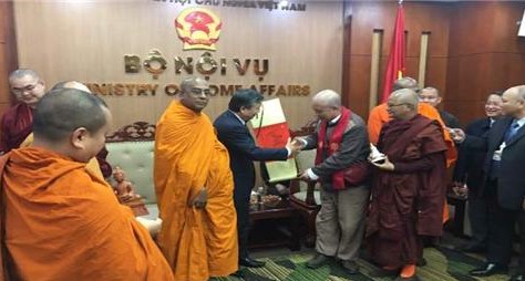 동방불교대학 총장 원응스님은 12월 13일 베트남 정부 내무부를 방문, 응우엔 트롱 투아 부장관에게 편백운 총무원장스님의 선물을 증정하고 있다.