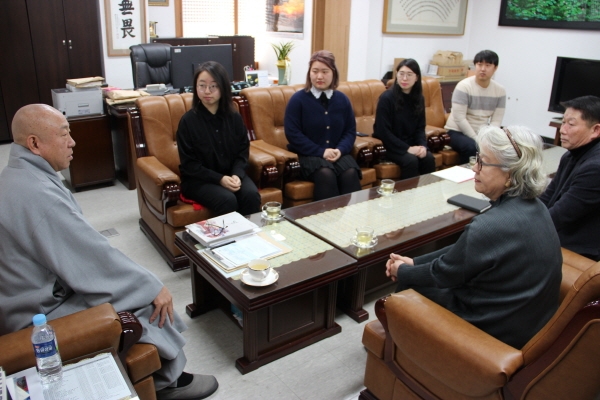대불련 중앙회장단이 17일 총무원장 호명 스님을 예방해 환담하고 있다.