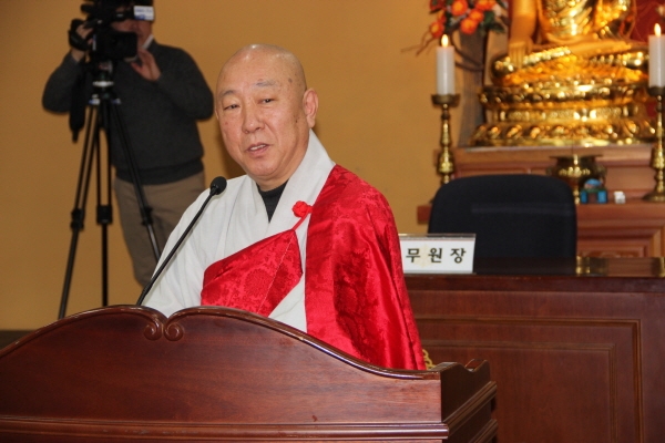 격려사를 하고 있는 총무원장 호명 스님. 스님은 이날 졸업식 및 수료식 격려사를 통해 "중앙승가강원의 명성과 영예를 높여달라고 당부했다.