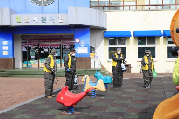 전북교구종무원 임직원과 교구종회의원 스님들이 진안어린이집 주변에 대해 소독을 실시하고 있다.