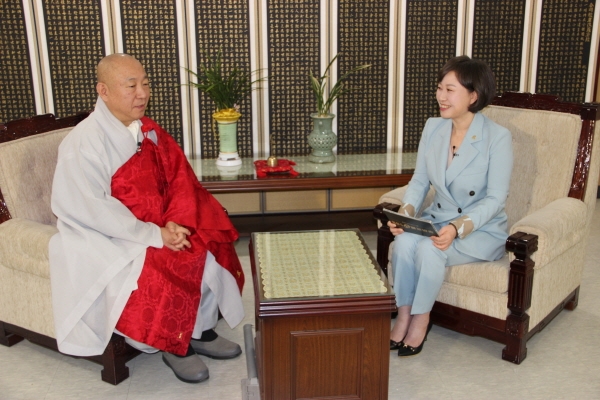 총무원장 호명 스님이 BBS불교방송TV 정준영 아나운서의 진행으로 지난 달 21일 총무원 청사에서 특별대담 녹화를 하고 있다.