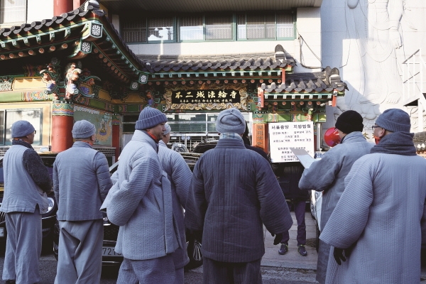 지난해 12월 19일 제15대 중앙종회를 개원하기 위해 종도들이 한국불교전통문화전승관(이하 전승관)에 평화적으로 진입하기 위해 편백운 측에게 전승관 문을 열어줄 것을 통보하고 있다. 자료사진