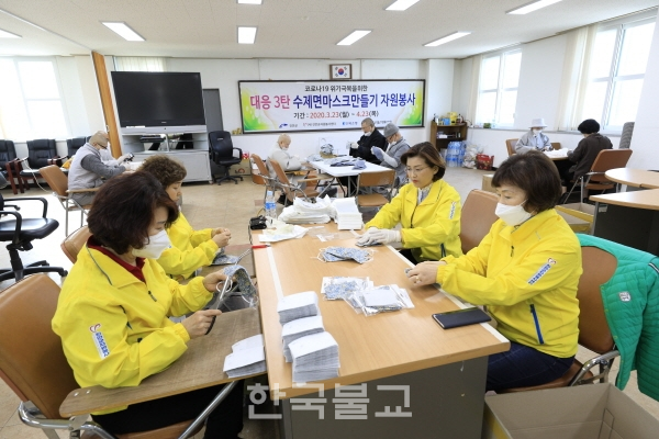 마이산 탑사 봉사단과 탑밴드봉사단원들이 진안자원봉사센터에서 수제 마스크 만들기 봉사활동을 벌이고 있다.