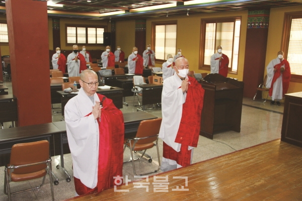 지난 6일 오후 3시 한국불교전통문화전승관 1층 대회의실에서 총무원장 호명 스님과 강주 법담 스님 및 학인 스님들이 참석한 가운데 중앙승가강원 대교과 개강식이 열리고 있다.