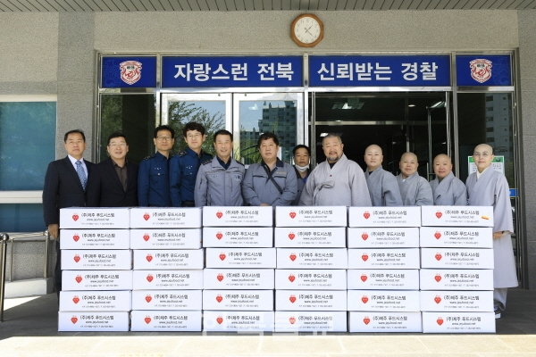 전주교도소 수용자와 전주완산경찰서 전의경들을 위한 보양식으로 백숙용 닭을 기증한 전북교구 종무원 스님들과 시설 관계자들이 기념사진을 찍고 있다.