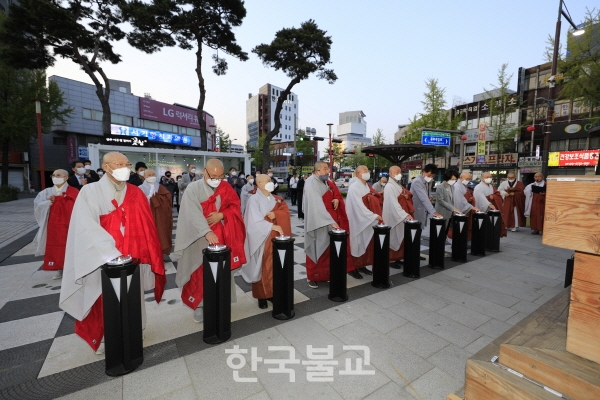 봉축탑 점등을 하고 있는 전북 불교계 지도자 스님들.