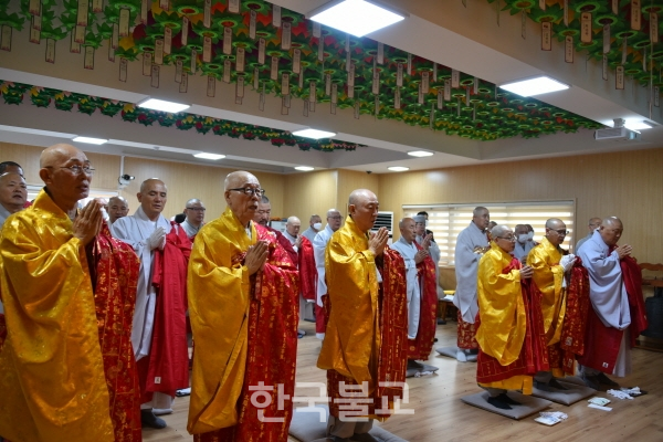 개원법회에 참석한 원로 중진 대덕 스님들이 삼귀의례를 하고 있다.