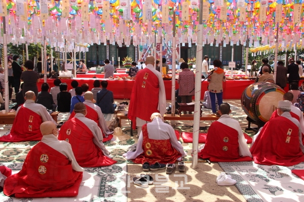 야외에 마련한 대형괘불 앞에서 봉원사 대중 스님들이 봉축법요식을 봉행하고 있다. 김종만 기자