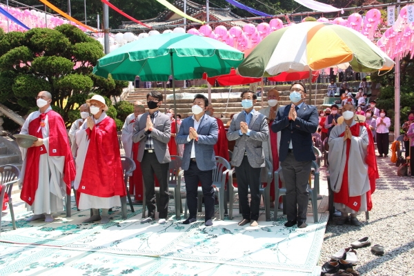 백련사 봉축법요식에 참석한 스님들과 내빈, 신도들이 코로나19 예방을 위해 마스크를 꽉 낀 채 봉축법요식을 봉행하고 있다. 김종만 기자