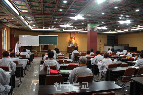 전법사교육원생들이 교육원장 법안 스님의 특강을 듣고 있다.